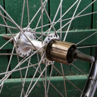 Hinterrad, 26 Zoll (559), 80er/90er J., ALESA Konkav-Felge Alu schwarz, Nabe: SHIMANO 7-fach Kassette, NOS 
