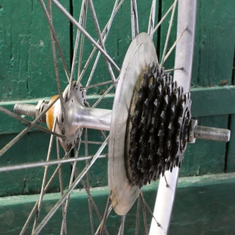 Hinterrad, 28 Zoll (622), 70er/80er J., WEINMANN-Felge, Alu, Nabe: SHIMANO 6-fach Kassette, gebr. 