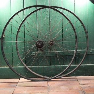 Laufradsatz 28 Zoll, Außenmaß ca. 645 mm, für Wulstbereifung, 30er/40er J., Naben schwarz, gebraucht 
