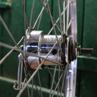 Hinterrad, 28 Zoll (622mm), 1980, Westwoodfelge, verchromt, Nabe: STURMEY ARCHER Drei-Gang, gebr. 
