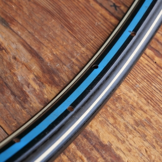 Felge, 26 Zoll (559), Stahl schwarz, Linierung weiß/blau, 30er-50er J., gebr. 