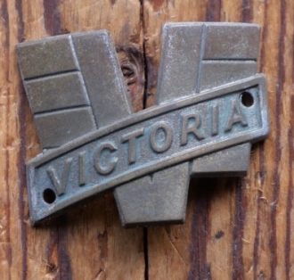 Steuerkopfschild VICTORIA, 50er/60er Jahre, Messing verchromt/lackiert, gebr. 