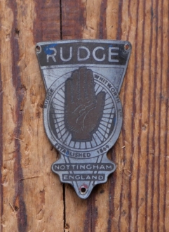 Steuerkopfschild RUDGE/England, 30er-50er Jahre, Messing verchromt, gebr. 
