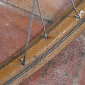 Vorderrad 26 Zoll (559) für Ballonbereifung, 30er J., Holzdekor, Linien schwarz, Nabe verchromt, gebr. 